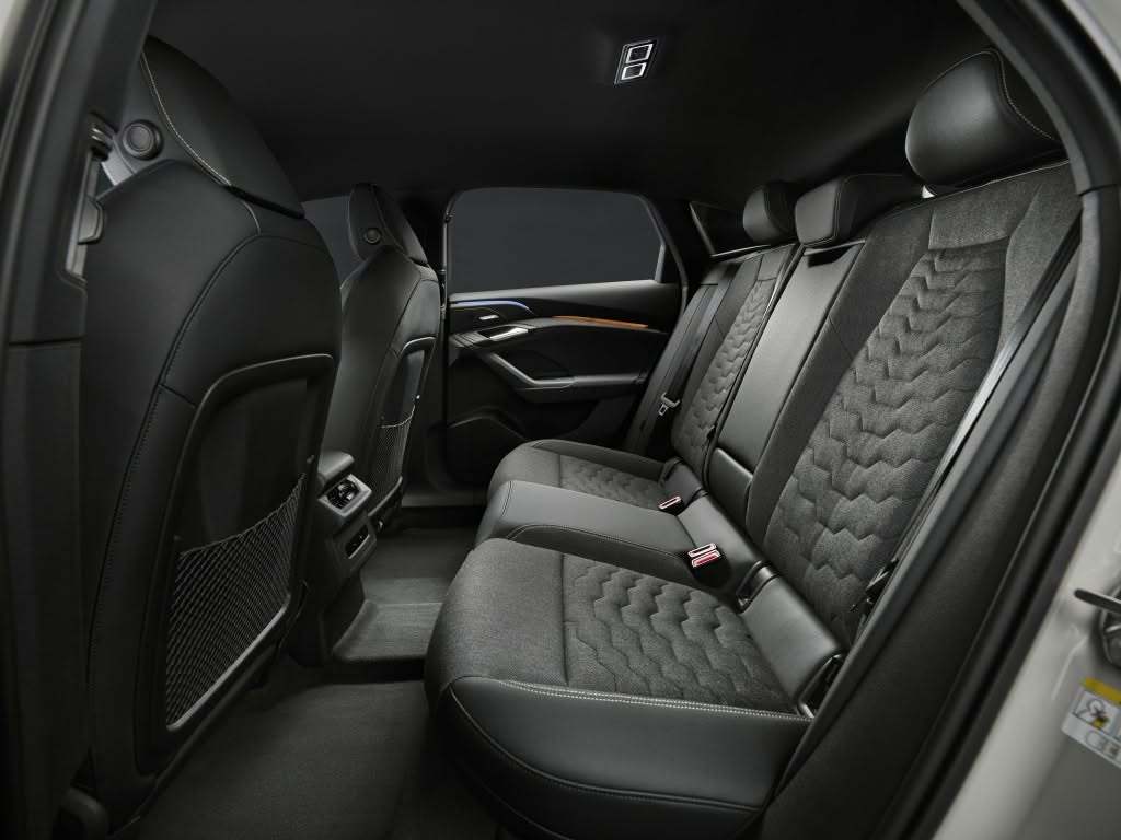 Innenraum der Luxury Kombi Limousine mit vollständig sichtbaren Sitzen