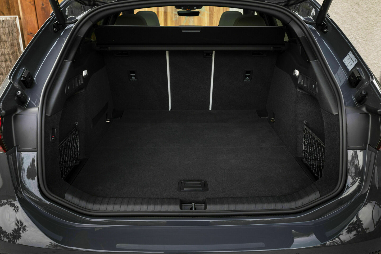 Luxury Kombi Limousine luggage compartment